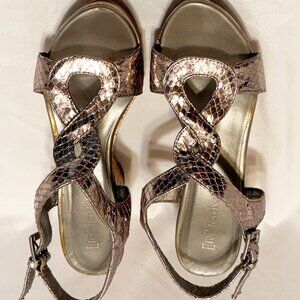 (6.5) RELATIVITY SILVER & STRAPPY TEXTURED INFINITY 3" PLATFORM WEDGES